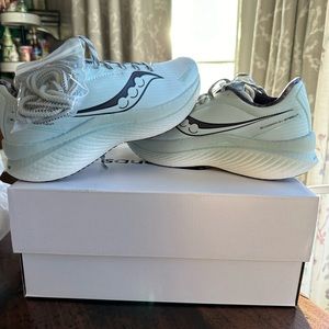 Saucony endorphin speed 3 runshield (women’s) sz 8